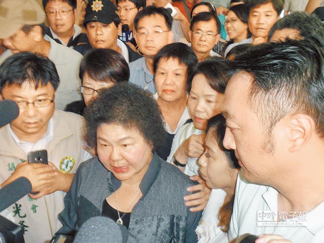 百余灾民围陈菊，市议长表态将控告市府渎职杀人。（台媒图）