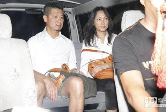 柯震东父母乘车抵达拘留所