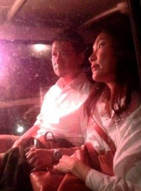 柯震东父母手牵手前往拘留所接儿子出狱