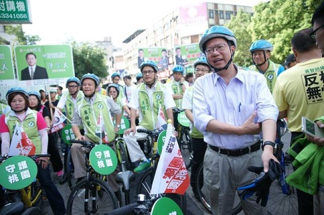 蔡英文陪郑文灿骑单车登记参选桃园市长