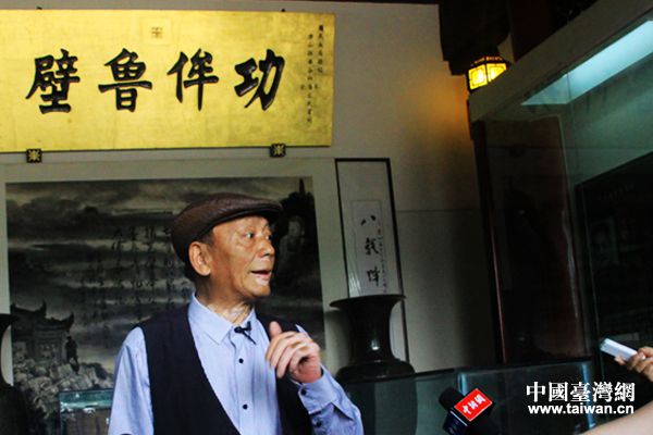 时任故宫博物院院长马衡亲笔书写的“功侔鲁壁”金匾。（中国台湾网 宣玲玲 摄 ）