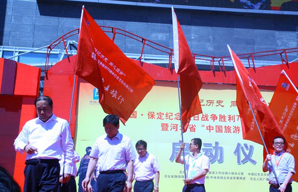 “跟着老电影去旅行”授旗仪式。（中国台湾网 郭晓康摄）