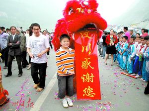 小林浩在欢送广东援建汶川队伍时的留影。资料图片