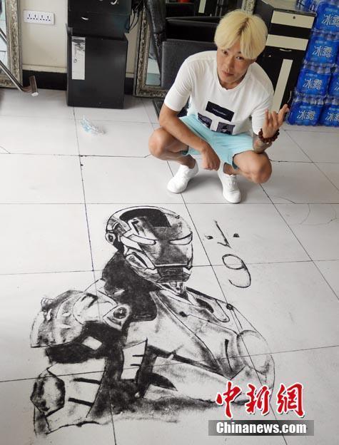 美发师用碎发“做画”栩栩如生