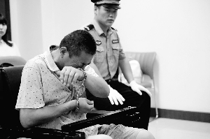 男子砍伤邻居逃脱两年 疑妻子被对方儿子拐走