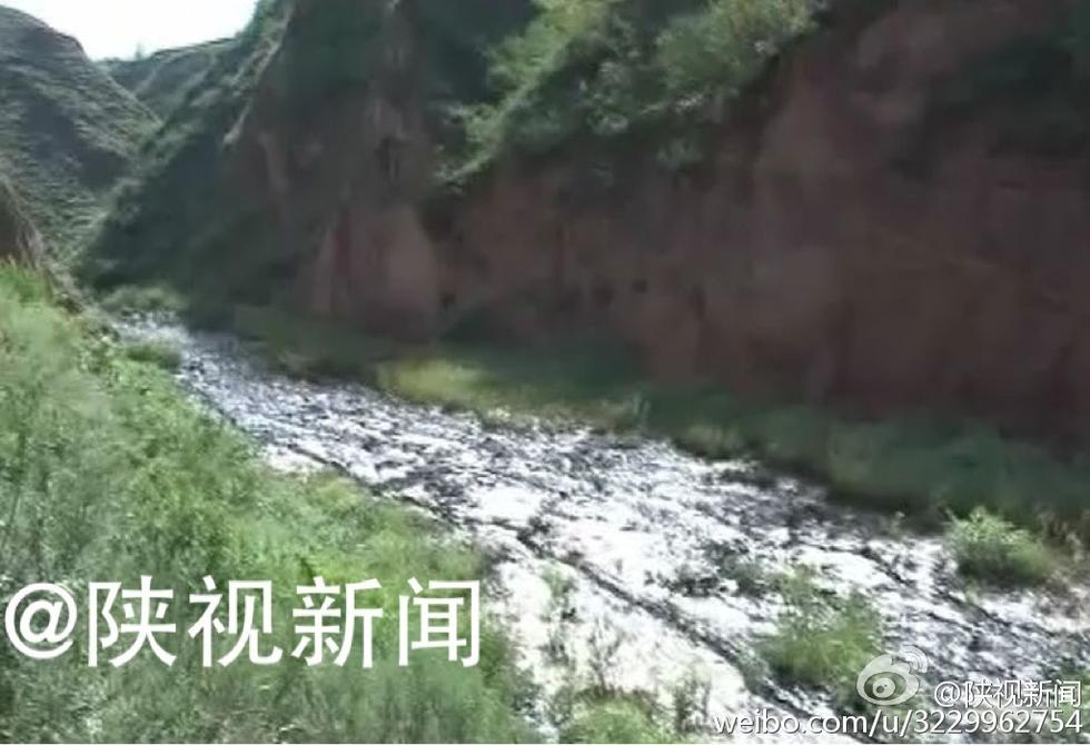 陕西大雨冲出泄漏石油 山沟变油河