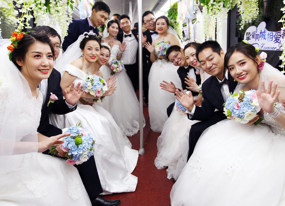 地铁当婚车 西安15对新人举行地铁婚礼