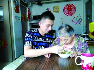80后售票员为智障母亲撑起一片天 盼结婚成家