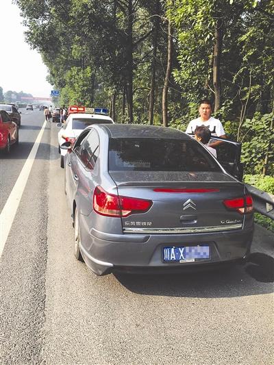 私家车护送重病者遇5车相撞 交警疏导众人推车