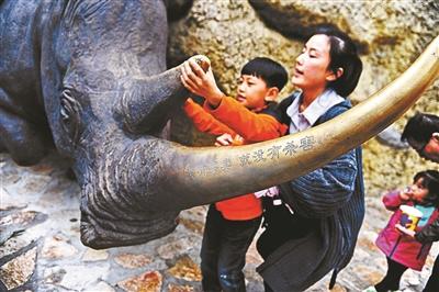 北京动物园犀牛雕塑刻上没有买卖就没有杀害