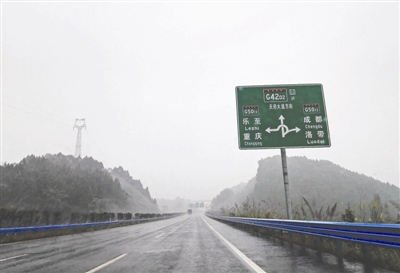 高速指路牌“超前预告”误导司机 官方称尽快修正