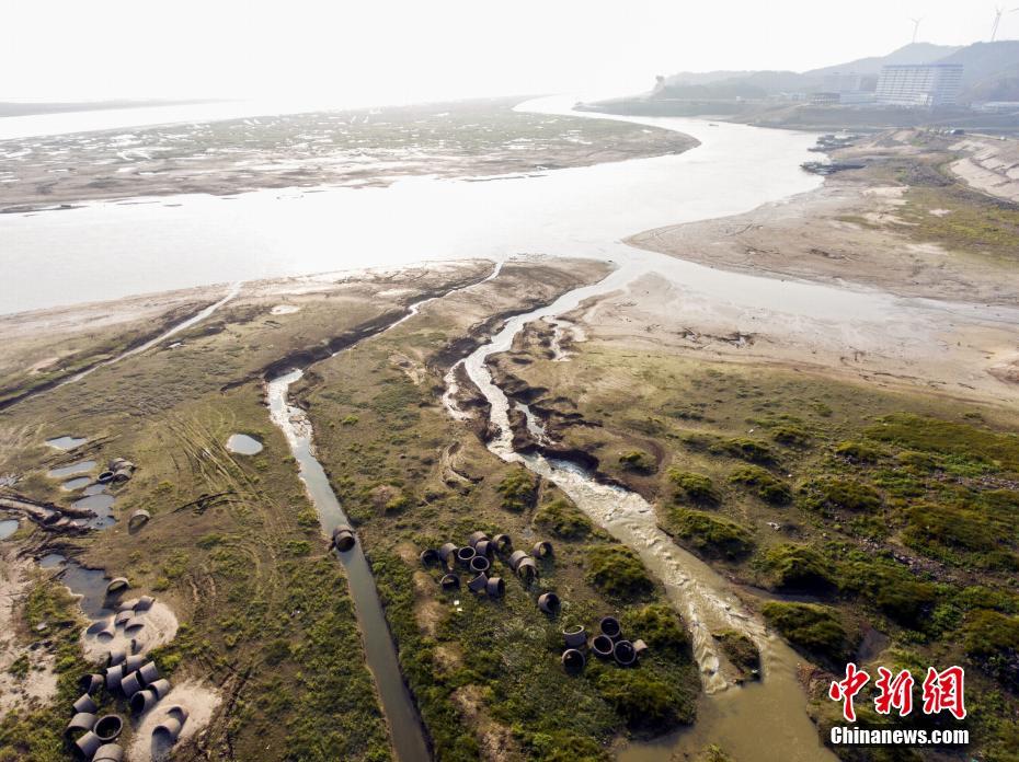 鄱阳湖日渐“消瘦” 湖面变草原