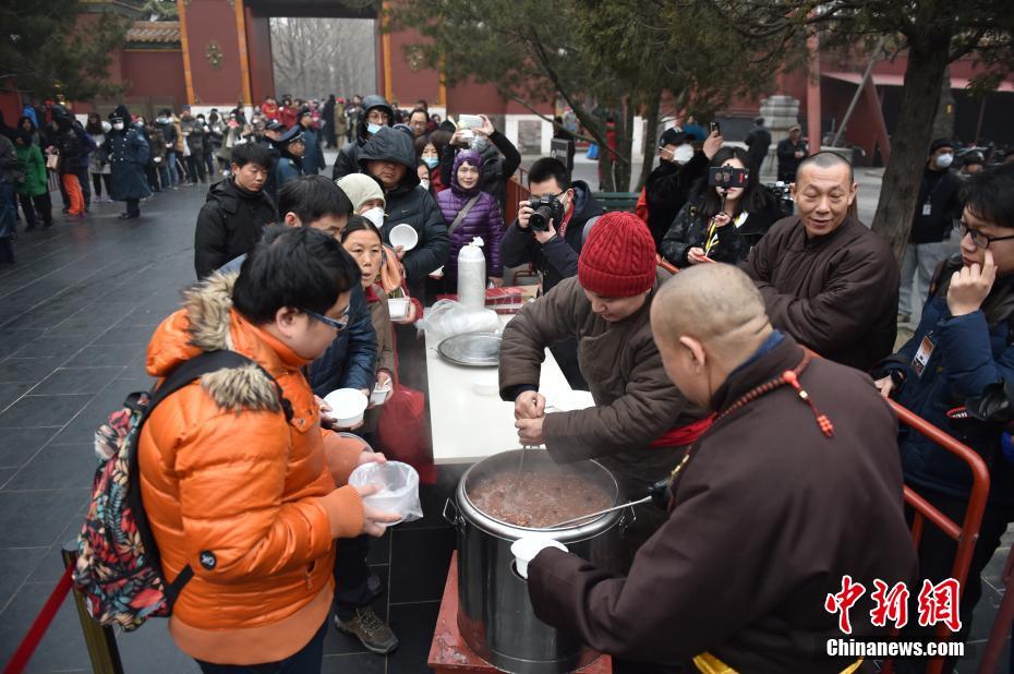 腊八节北京民众雍和宫领腊八粥讨吉利