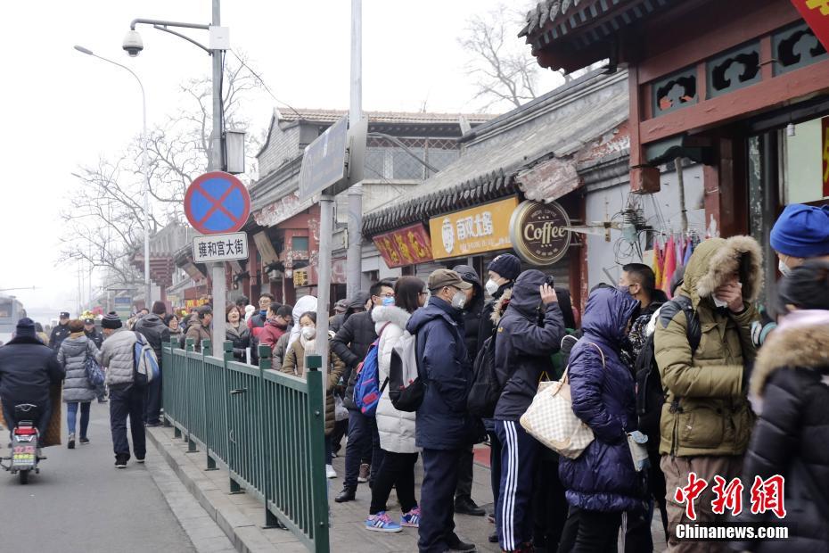 腊八节北京民众雍和宫领腊八粥讨吉利