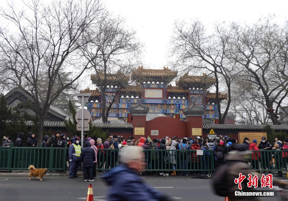 腊八节北京民众雍和宫领腊八粥讨吉利