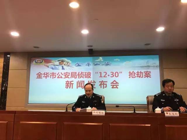 女子开车门时遭劫持 被强灌安眠药说出银行卡密码