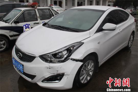 涉嫌电信诈骗在逃人员殷某驾驶的白色轿车　钟欣　摄
