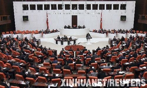 10月17日,在土耳其首都安卡拉,土议会成员举行会议讨论越境打击库尔德工人党武装的动议。当天,土耳其大国民议会通过了政府递交的采取越境行动打击库尔德工人党武装的动议。 新华社/路透