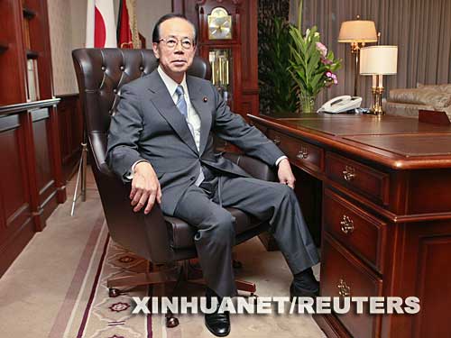 9月23日,日本自民党新总裁福田康夫在东京自民党总部总裁办公室亮相。福田康夫在当天举行的自民党总裁选举中以绝对优势击败自民党干事长麻生太郎,当选为自民党第22任总裁。 新华社/路透