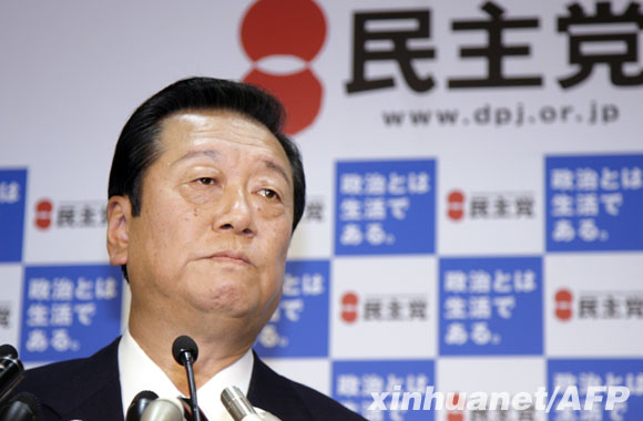 11月4日,日本最大的在野党民主党代表小泽一郎在位于东京的民主党总部召开的紧急记者会上讲话。小泽一郎在记者会上说,由于他与日本首相、执政的自民党总裁福田康夫的会谈引起政治混乱,他决定辞职,并已向民主党干事长鸠山由纪夫提交辞呈。 新华社/路透