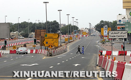 1月14日，几个人行走在阿拉伯联合酋长国迪拜空空荡荡的街头。