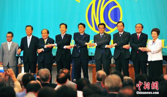 日本参议院选战在即，6月21日在日本记者俱乐部进行的选前党首辩论会上，“安倍经济学”的成败功过再度成为热辩之题。图为与会各党派负责人会前牵手亮相，“先礼后兵”。<a target='_blank' href='http://www.chinanews.com/'><p  align=