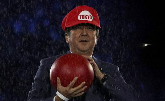 安倍晋三扮演成超级马里奥。