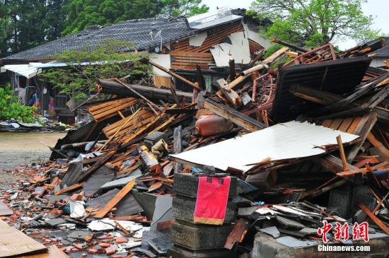 4月24日拍摄的日本熊本地震震中灾区益城町一带建筑损毁严重。 <a target='_blank' href='http://www.chinanews.com/'><p  align=