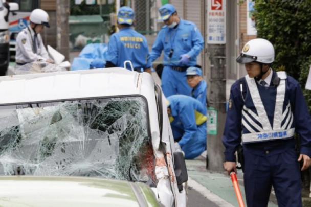 日本三车相撞闯入小学生队列致12死伤
