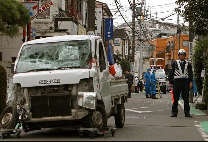 日本三车相撞闯入小学生队列致12死伤