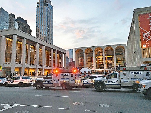 事件发生后，多辆警车驶至大都会歌剧院。