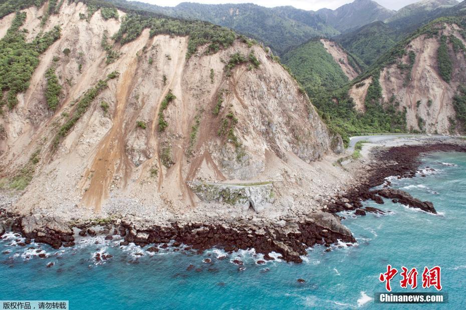 新西兰强震导致山体滑坡 沿海公路被泥沙吞噬