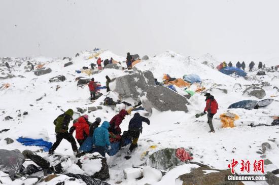 当地时间2015奶奶4月25日，尼泊尔强震引发珠穆朗玛峰雪崩，部分基地大本营被埋。救援队紧急救援。