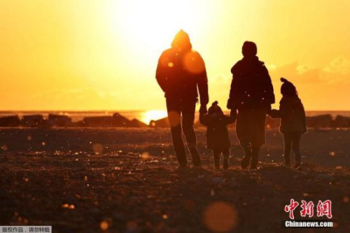 资料图：日本民众纪念3·11大地震