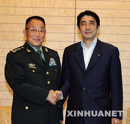 8月30日，正在日本进行正式友好访问的中央军委副主席、国务委员兼国防部长曹刚川上将（左）在日本首都东京与日本首相安倍晋三会见时握手。 新华社记者孙巍摄