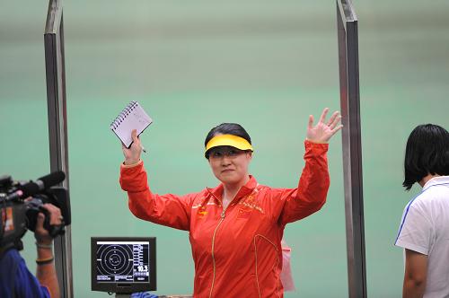 8月13日,北京奥运会女子25米手枪决赛在北京射击馆决赛馆举行,中国选手陈颖获冠军。新华社记者 鲍菲菲 摄