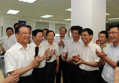 8月7日,温家宝在中科院无锡高新微纳传感网工程技术研发中心考察时与员工交谈。新华社记者 黄敬文 摄