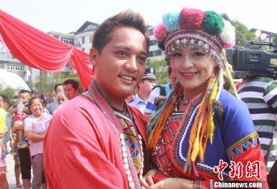 两岸16对新人江西明月山举办集体婚礼（图）