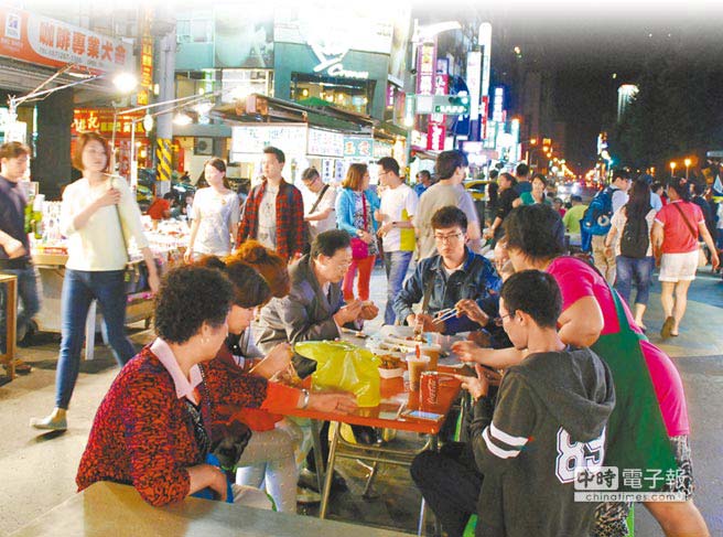 　大陆观光客逛夜市美食的“共餐”习惯，让不少业者叫苦连天。图为高雄六合观光夜市陆客消费情形