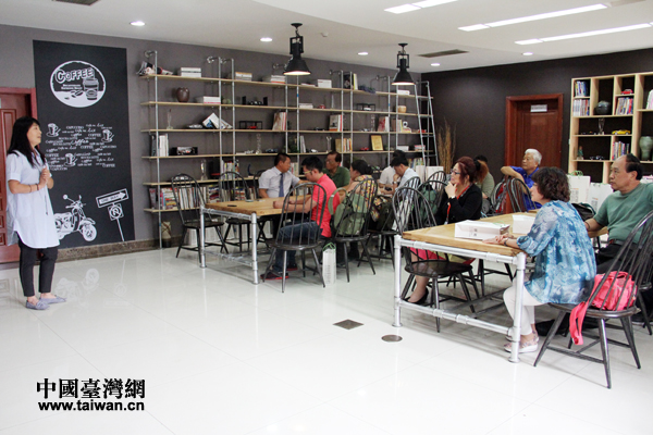 天津101汽车文化广场副董事长张铭与参访的台湾媒体人畅谈创业创新。 天津101汽车文化广场副董事长张铭与参访的台湾媒体人畅谈创业创新。