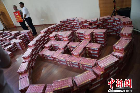 台湾旺旺集团5日在南京向江苏省红十字会捐赠价值457万元的生活物资，用于支持江苏龙卷风灾害、水患灾区家园重建等。现场捐赠物资被垒放成爱心的造型。　泱波 摄