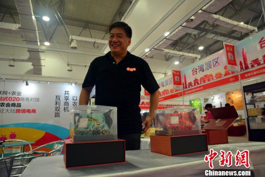 9日，第九届海峡两岸(泉州)农产品采购订货会在福建南安举办。图为金门海峡开发股份有限公司董事长刘建国在推介台湾的农产品。　郭斌 摄