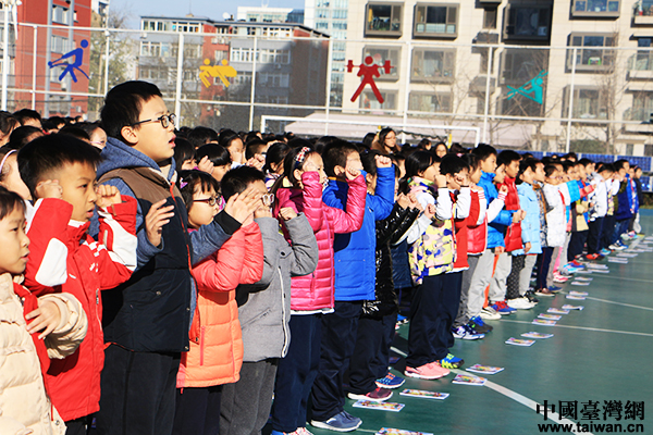 两岸同胞携手办公益 环保漫画书走进奋斗小学