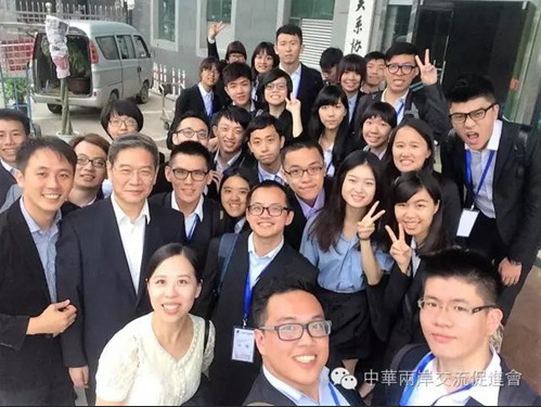 张志军与台湾青年自拍合影。来源：中国台湾网