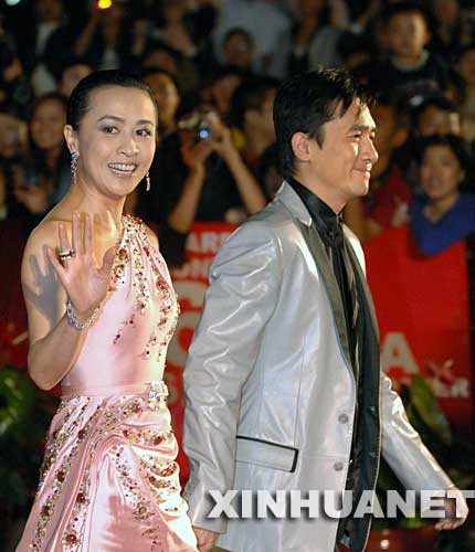 10月27日,演员梁朝伟(右)和刘嘉玲走在星光大道上。当日,参加第26届中国电影金鸡奖角逐的众多明星和导演走过红地毯,步入颁奖典礼现场。