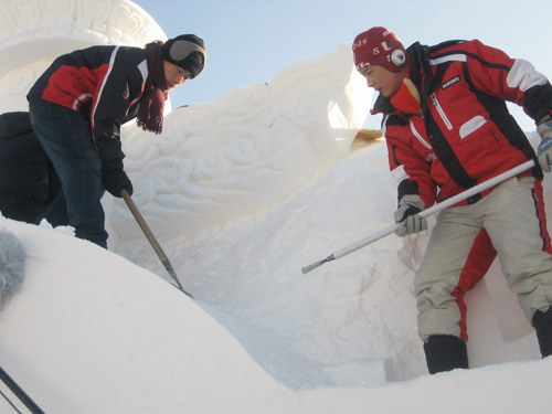 邱心志今冬与雪结缘被困横店不忘鼓励灾民(图)