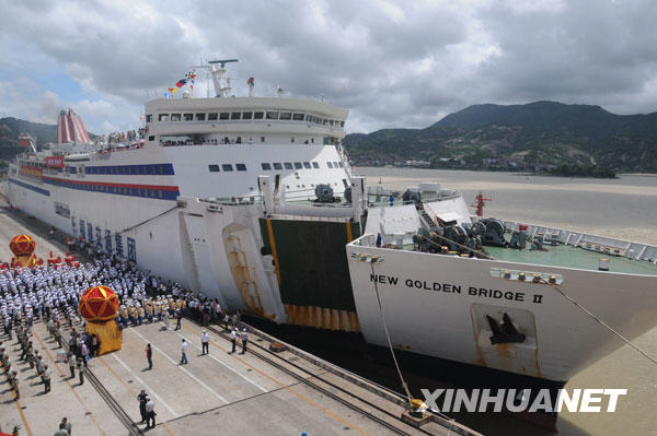 7月13日,满载旅客的“新金桥Ⅱ”豪华客滚轮准备驶离福州港马尾客运码头。