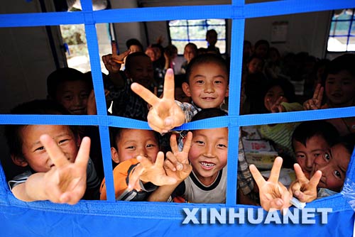 6��2�գ��ڸ���ʡ¤�����䶼������������ʯ����СɽƺСѧ��ѧ���ڿμ���Ϣʱ������������������������ʤ�������ơ� �ݽ��ܣ����������缰����Ⱥ�ڵĹ�ͬŬ��������¤������ѧУ�ĸ��ι���ȡ�úܴ��չ������6��2��18ʱ��¤��������1911��ѧУ��ȫ���Σ�229��ѧУ�����꼶���Σ�����ѧУռȫ��ѧУ��74%��34.4����ѧ������������á� �»������ ���� ��