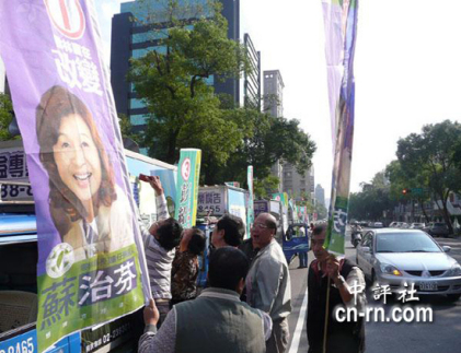 绿营县市长候选人的旗帜出现在台北街头。（中评社李仲维摄）