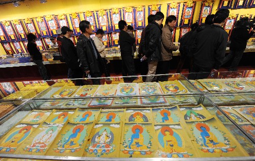 4月12日,援藏干部在西藏岗地经贸有限公司唐卡展示中心参观。 当日,来自国家各部委的120多名援藏干部来到西藏国家级文化产业示范基地——西藏岗地经贸有限公司参观。近年来,随着西藏旅游业的迅速发展,文化产业得到空前发展。西藏岗地经贸有限公司作为西藏文化产业的龙头企业,文化艺术产品深受国内外游客的青睐。 新华社记者 格桑达瓦 摄
